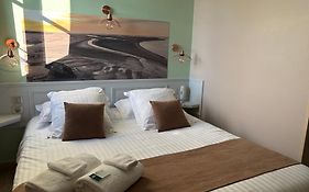 Logis Hotel- Restaurant Le Relais Guillaume De Normandy-Parking Gratuit--Vue Baie Terrasse-Calme-Bornes Electrique-Local Velos Securise